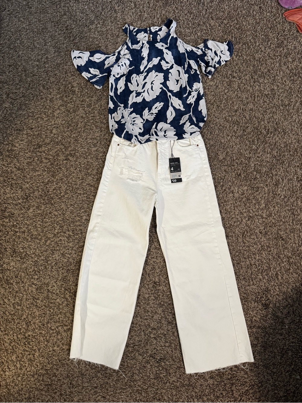 Floral Blouse White Straight-Leg Jeans - Classic Clean Style